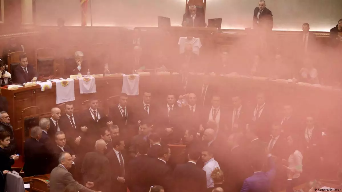 Albaniya parlamenti duman içində qalıb