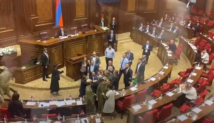 Ermənistan parlamentinin müxalif deputatları iqtidarla sual-cavab sessiyasını baykot ediblər