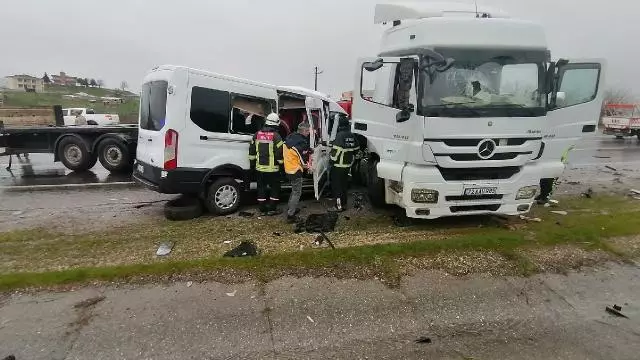 Türkiyədə mikroavtobus və yük maşını toqquşub, 1 nəfər ölüb, 4 nəfər yaralanıb