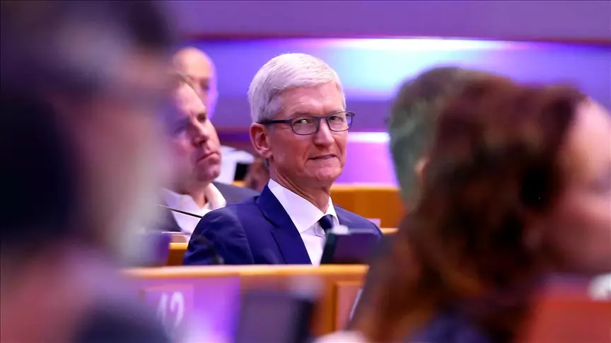 "Apple" CEO-su Tim Kukun illik maaşı 40 % azalacaq