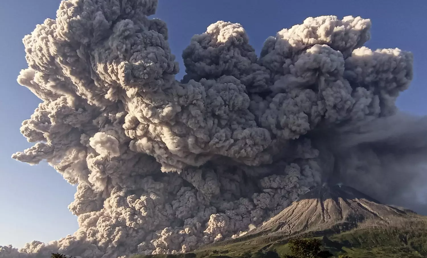 İndoneziyada vulkan püskürüb, 12 mindən çox insan təxliyə edilib