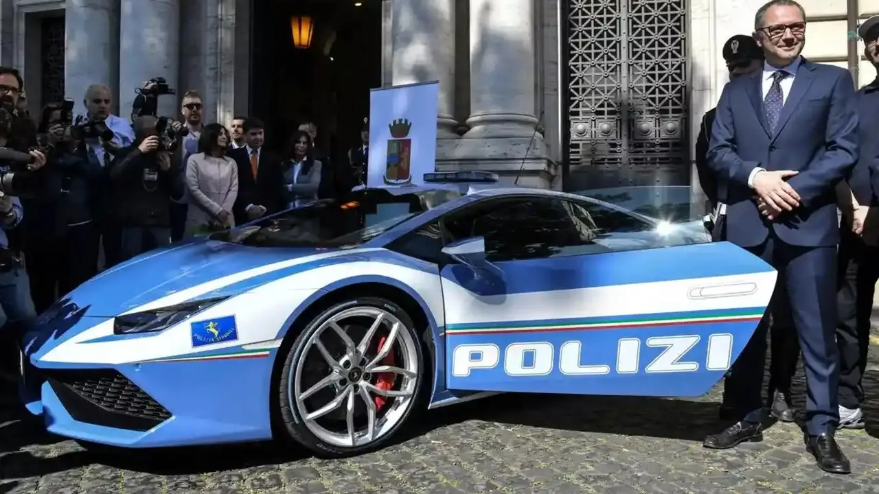 İtaliya polisi xəstələrə böyrək çatdırmaq üçün "Lamborghini"dən istifadə edir