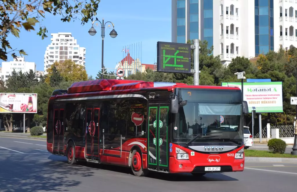 Bakının Şərifzadə küçəsində avtobus zolağında vaxt məhdudiyyəti tətbiq edilib