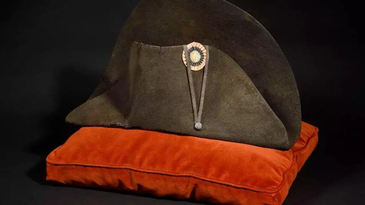 Napoleonun şapkası 1,9 milyon avroya satılıb