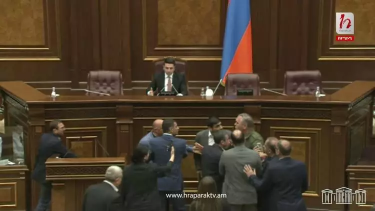 Ermənistan parlamentində dava düşüb -  VİDEO