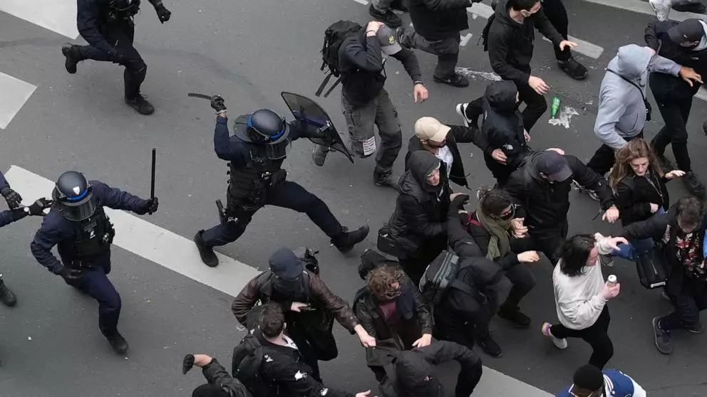 Fransa polisi etirazçılara zorakılıq edib