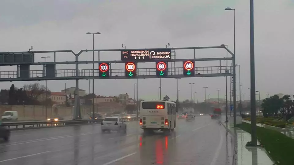 Yağışlı hava səbəbindən Bakının bəzi yollarında sürət həddi aşağı salınıb