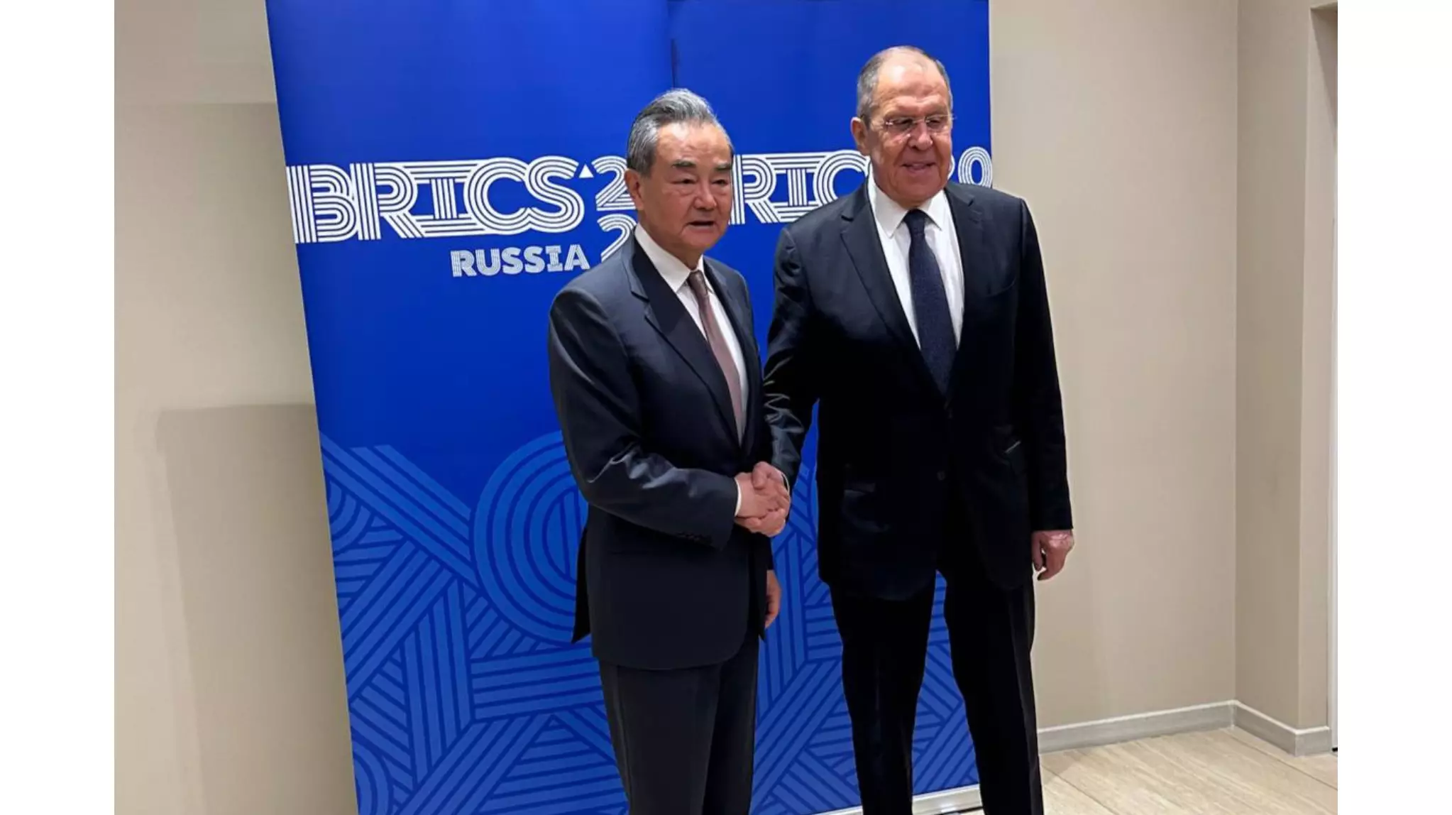 Lavrov Çinin xarici işlər naziri ilə görüşüb