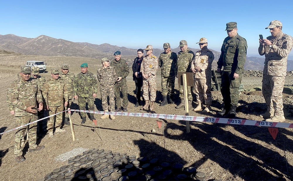 Hərbi attaşelər Sarıbaba istiqamətində mina sahəsinə baxış keçiriblər-FOTO