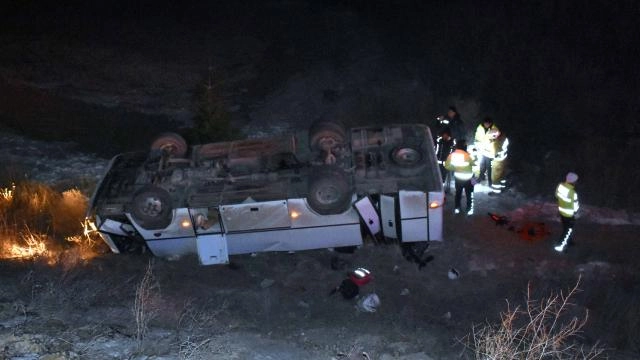 Türkiyədə zəlzələ bölgəsindən qayıdan heyəti daşıyan mikroavtobus aşıb, 13 nəfər yaralanıb