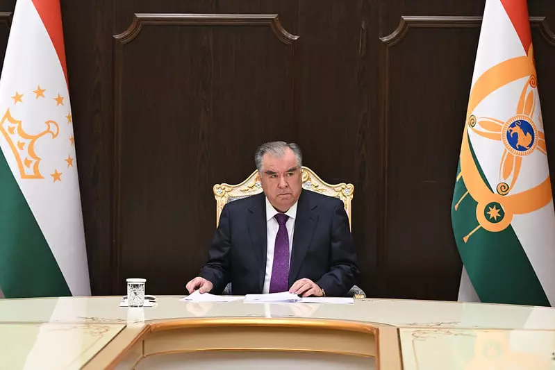Tacikistan prezidenti məmurlara xarici dilləri öyrənməyi tapşırıb