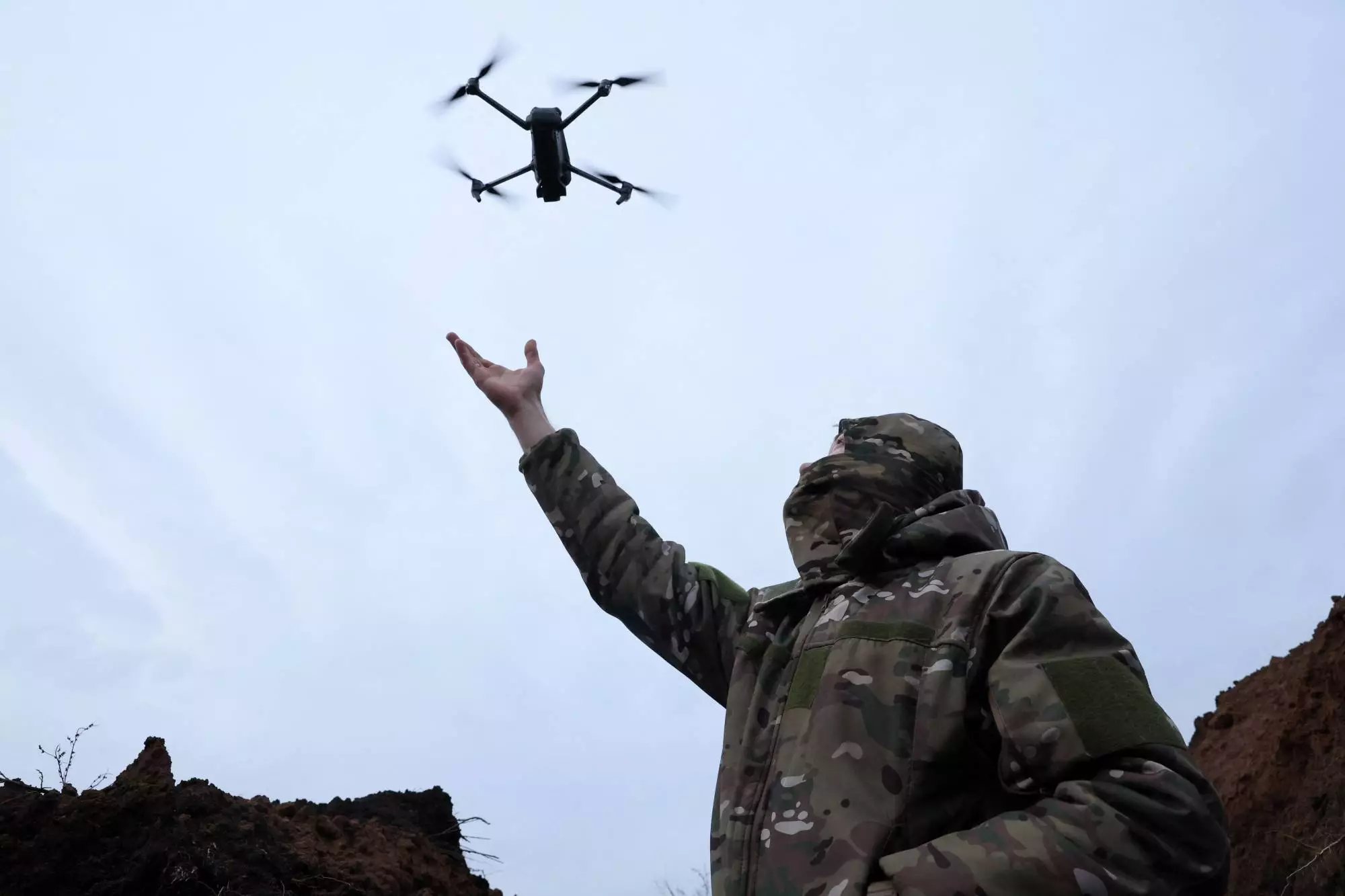 Kömək gözləyən ukraynalılara içməli suyu dronlar gətirdi