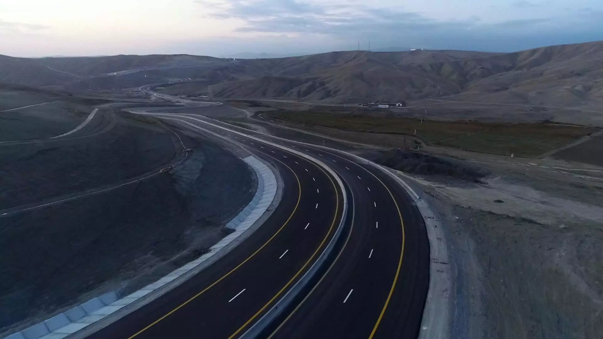 Bakı-Şamaxı yolunda dağılmış yol sahəsində bərpa işləri aparılır