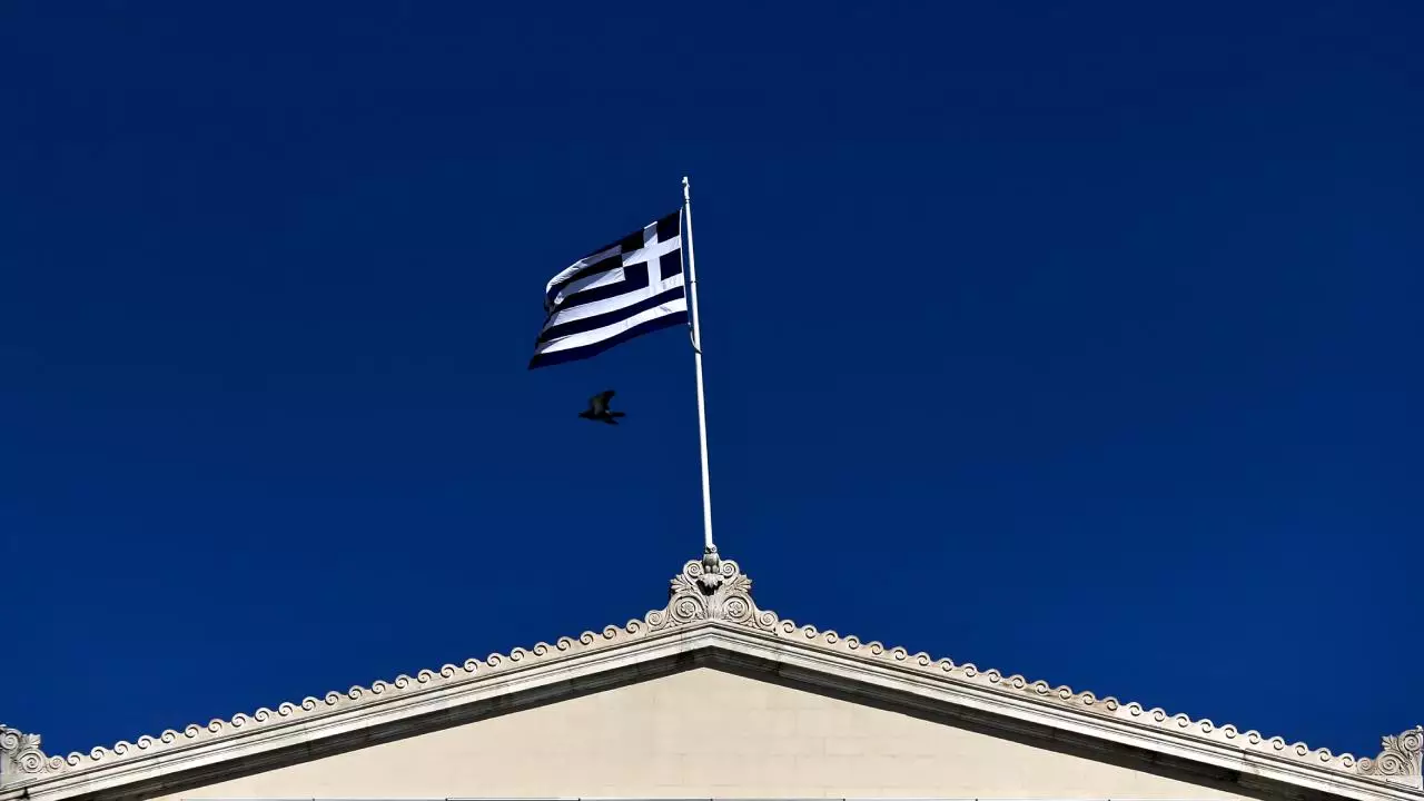 Yunanıstanda dövlət qulluqçuları 24 saatlıq tətilə başlayıblar