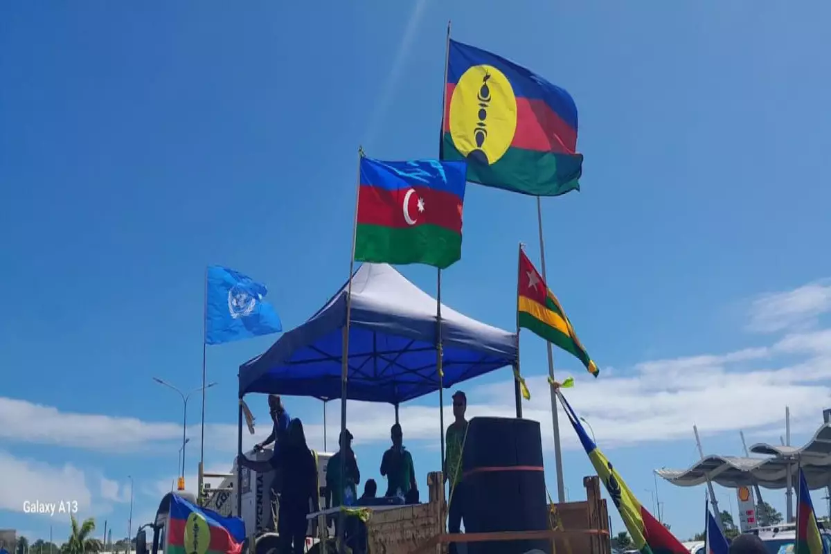 Etirazçılar Fransa polisinin Azərbaycan bayrağını yığışdırmaq tələbini yerinə yetirməyiblər