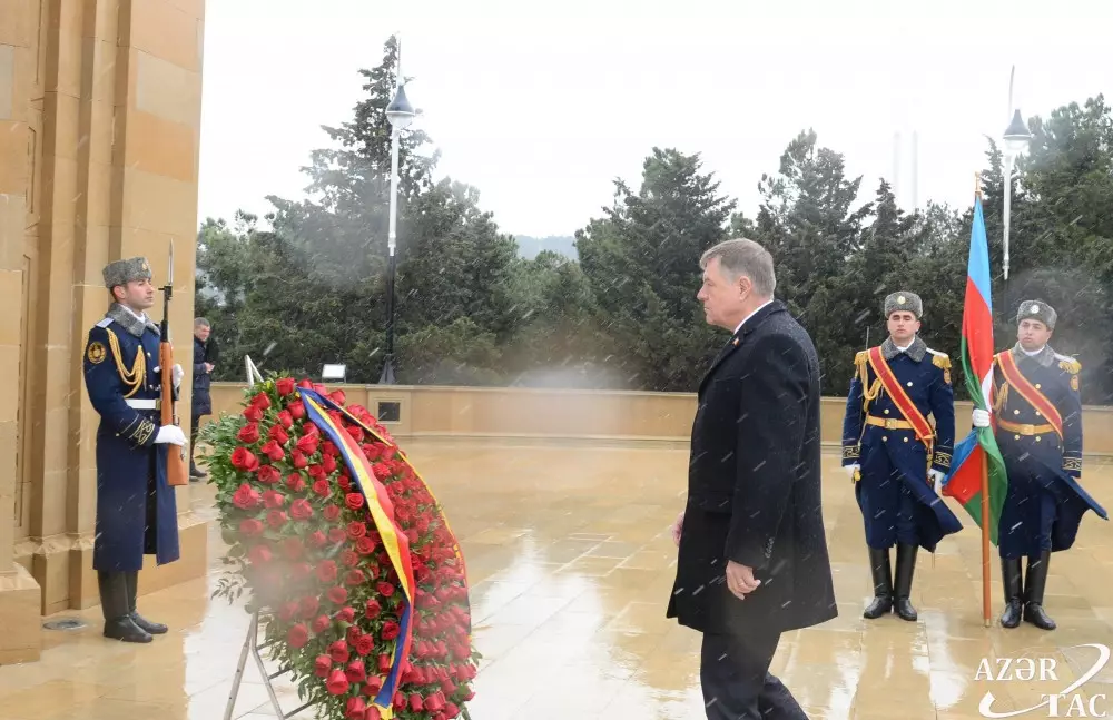 Klaus Yohannis Şəhidlər xiyabanını ziyarət edib