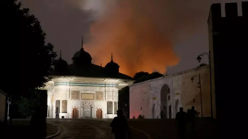 Topqapı sarayında yanğın baş verib (FOTO)