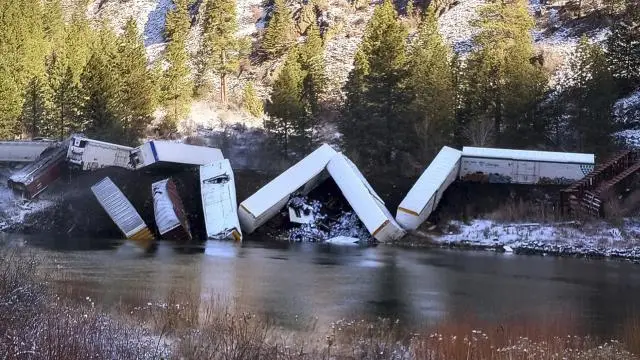 ABŞ-ın Montana ştatında 25 vaqon relsdən çıxaraq çaya aşıb