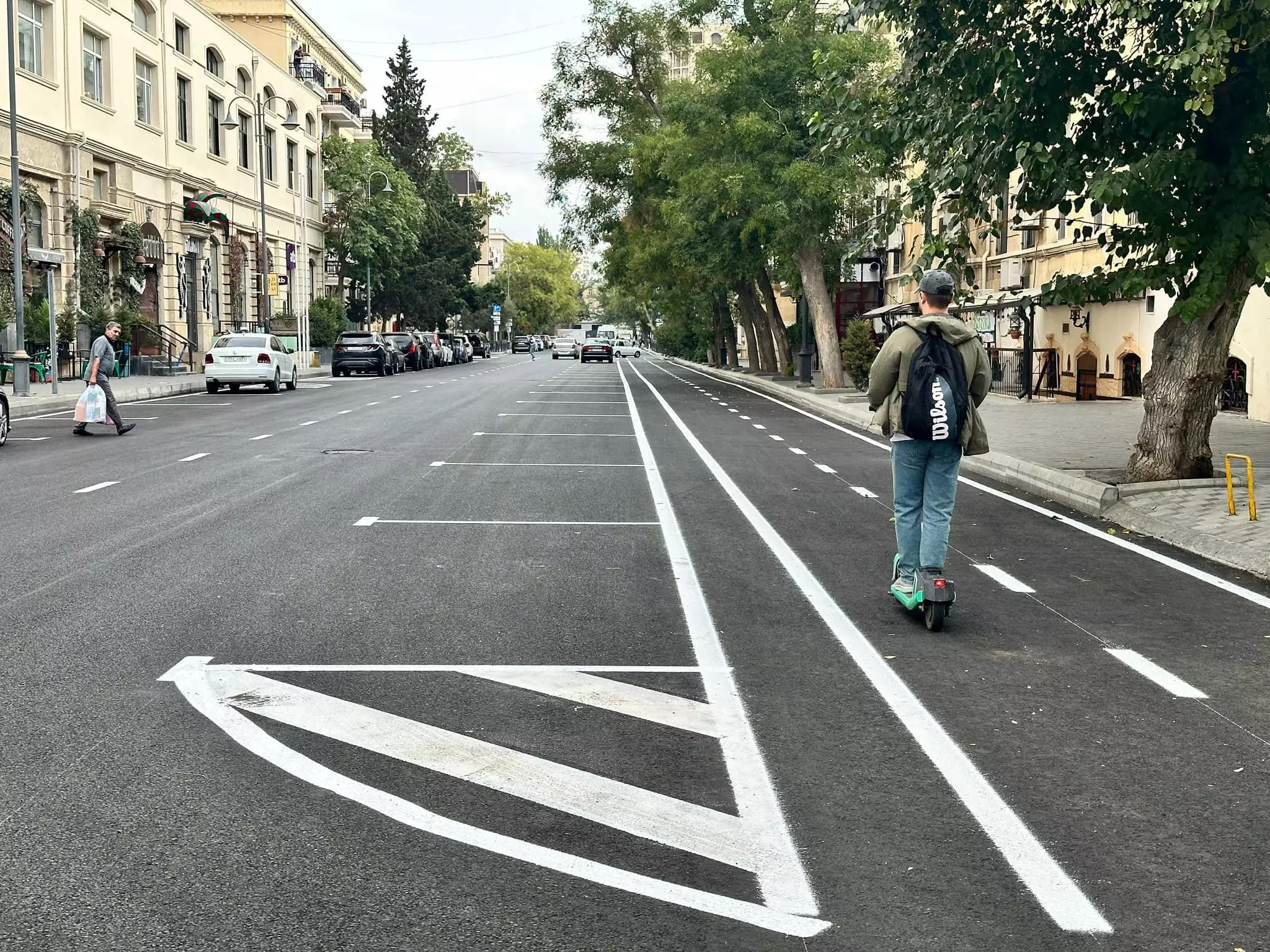 Bakının Xaqani küçəsində üfüqi yol nişanlanması işləri görülüb