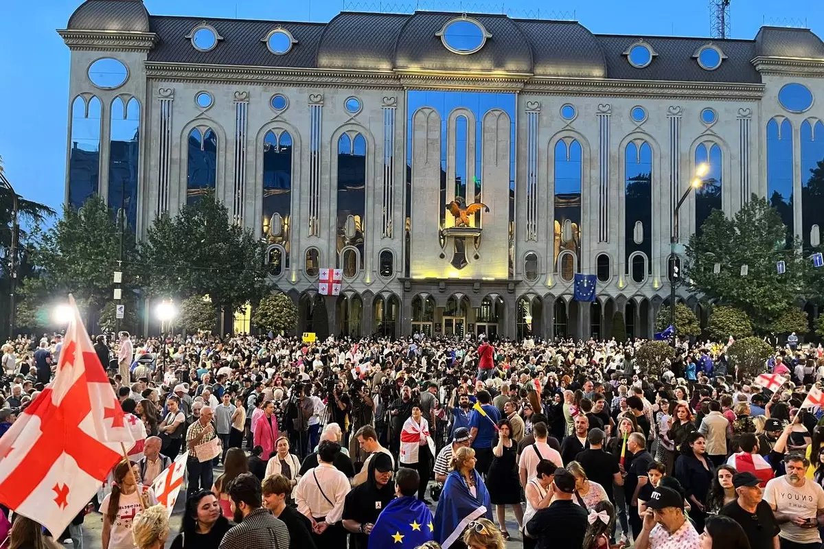 Tbilisidə etirazçılar yenidən parlamenti mühasirəyə alıb