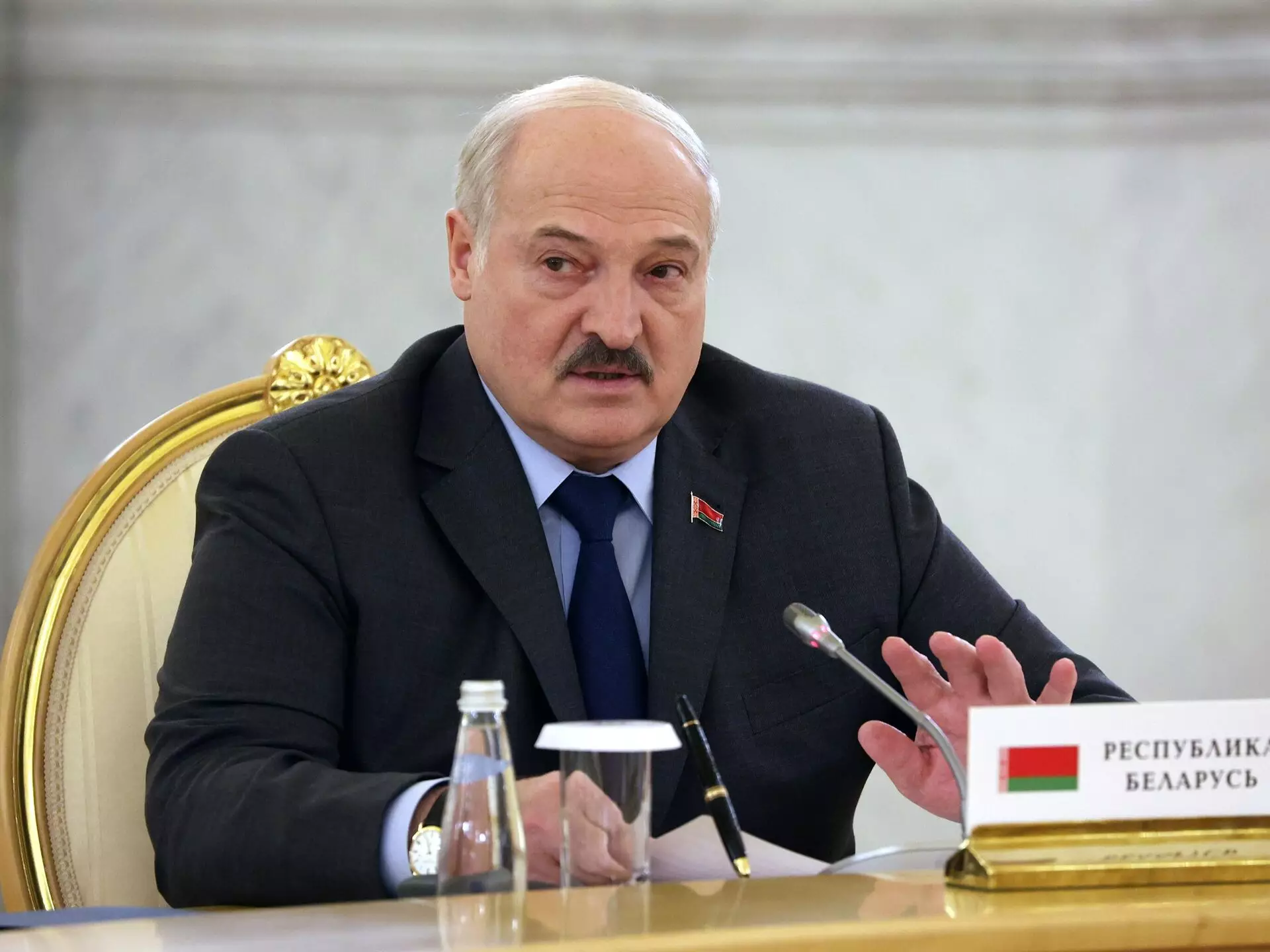 Lukaşenko: "Belarus müharibəyə hazırlaşır"