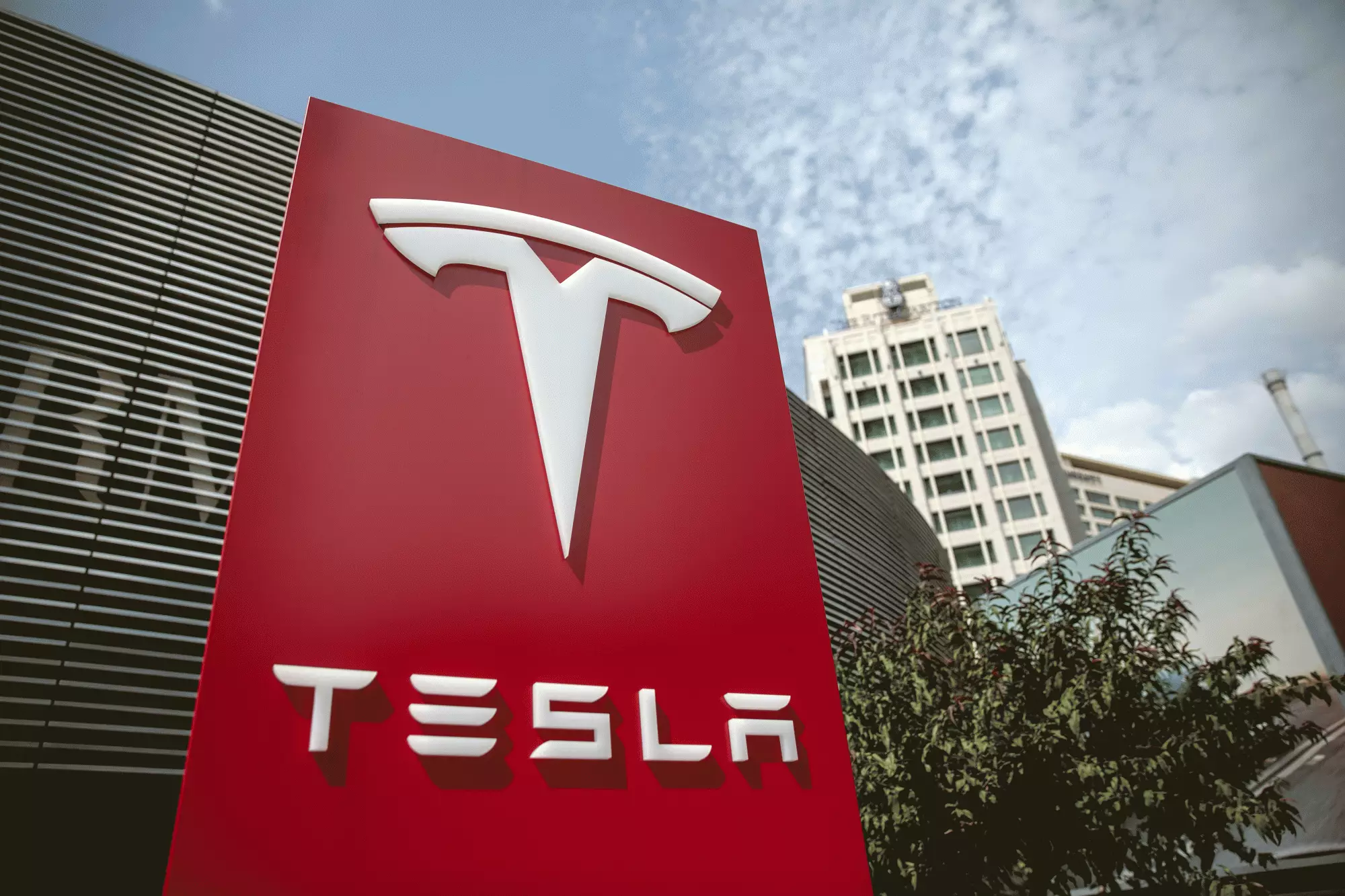 "Tesla"nın rüblük elektrikli avtomobil satışları azalıb