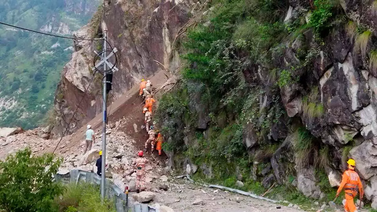 Hindistanda torpaq sürüşməsi nəticəsində azı 17 nəfər ölüb