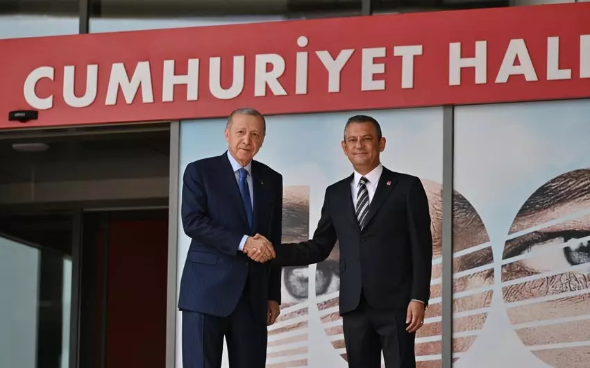 Türkiyə lideri 18 ildən sonra CHP-nin baş qərargahını ziyarət edib