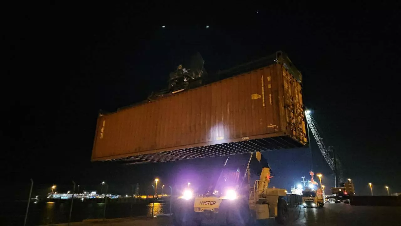 Çindən yola salınan növbəti blok qatar ötən gecə Bakı limanına çatıb