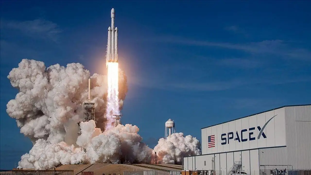 “SpaceX” kompaniyası 2 internet peykini orbitə çıxarıb