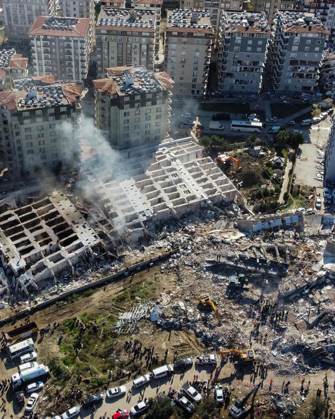 Türkiyədə  zəlzələdən 141-212 saat sonra 64 nəfər dağıntılar altından sağ çıxarılıb