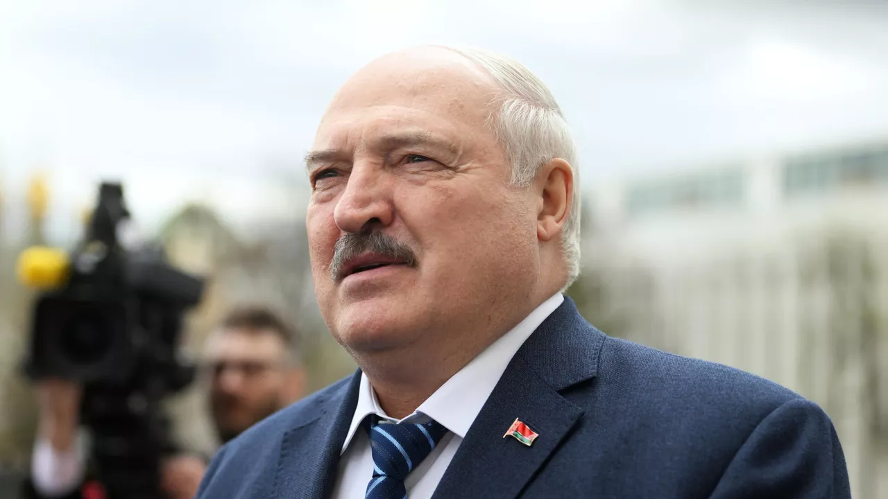 Lukaşenko: Belarus təhdidlər artdıqca döyüş gücünü artıracaq