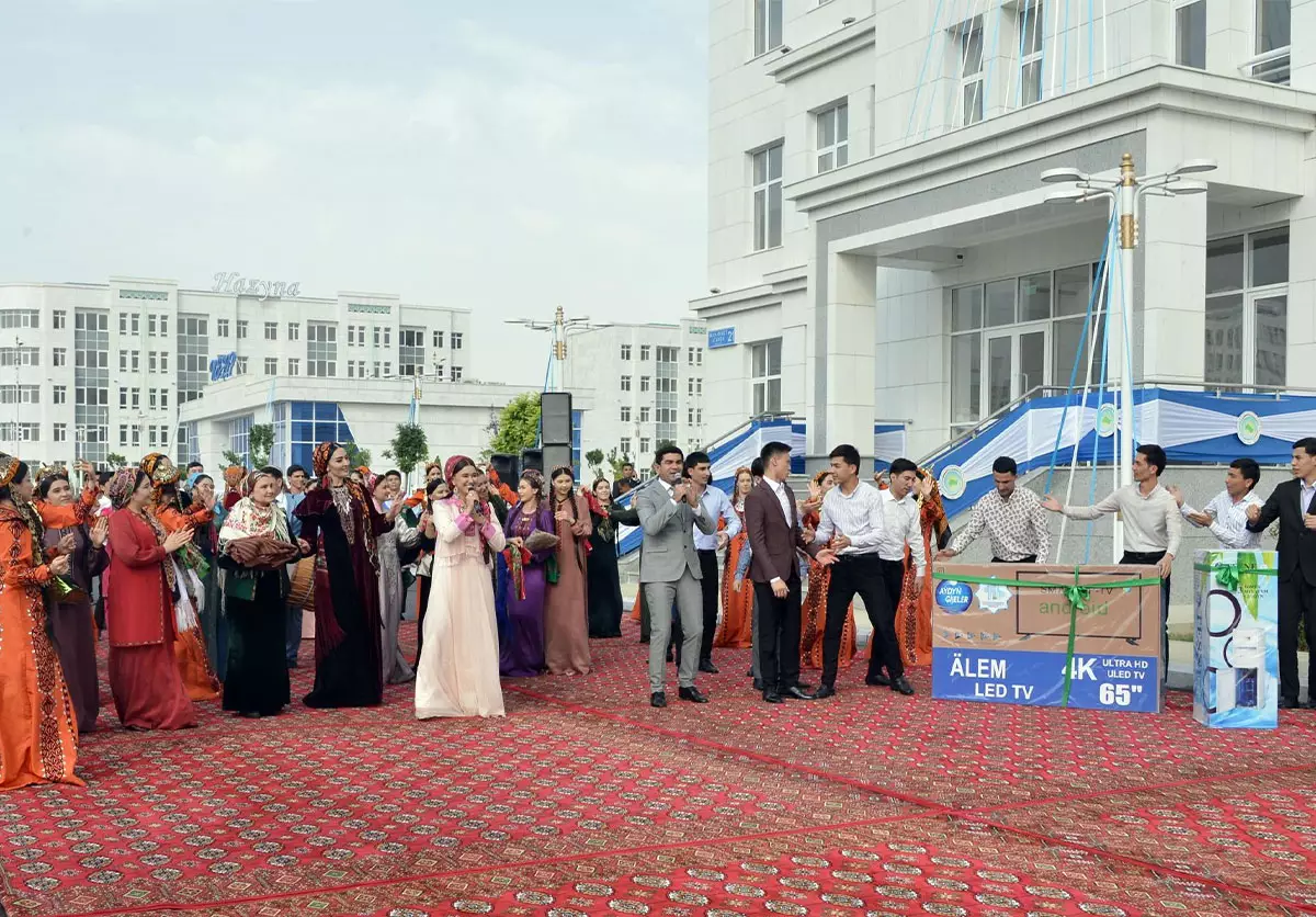 Türkmənistan prezidenti Arkadağ “ağıllı şəhər”inin birinci mərhələsinin açılışını edib