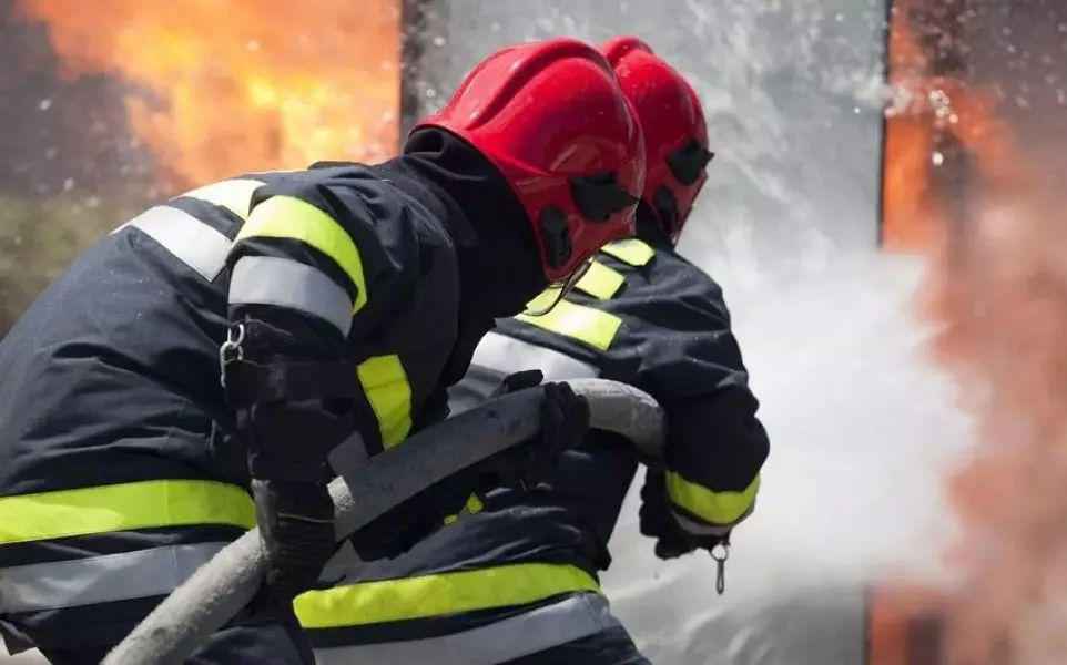 Bakıda ikimərtəbəli tikilidə yanğın olub