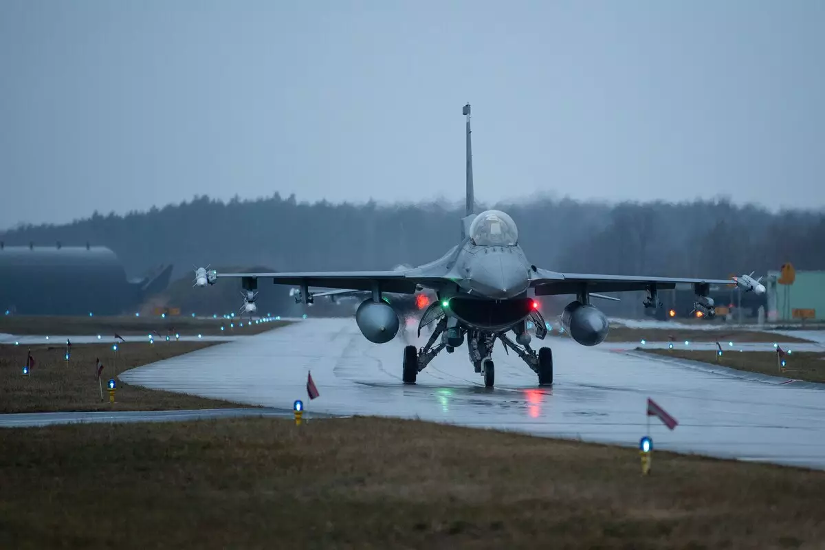 Litva səmasında NATO-nun F-16 qırıcıları təlim uçuşu keçirib