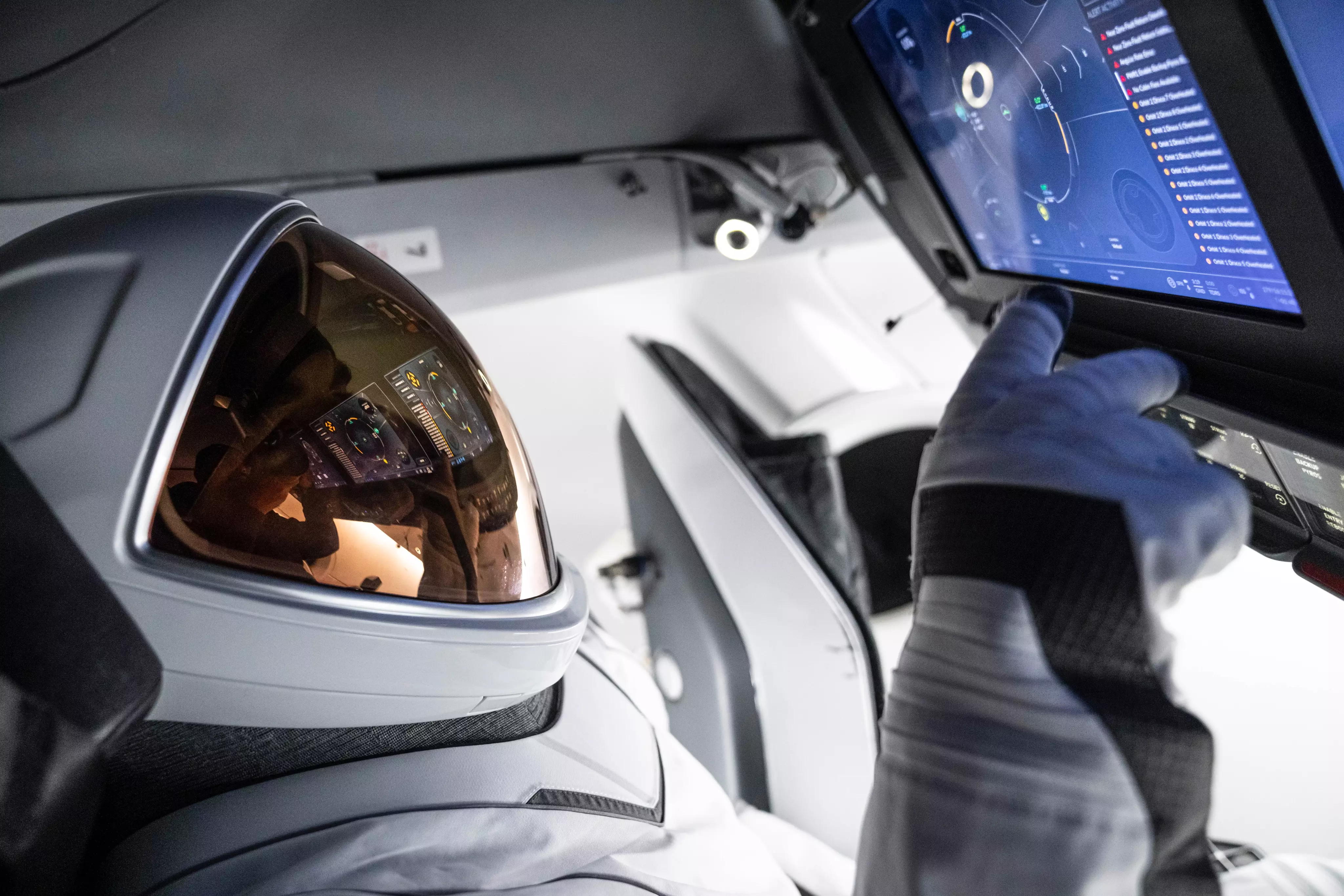 "SpaceX" kosmosda gəzintilər üçün skafandrlar yaradıb