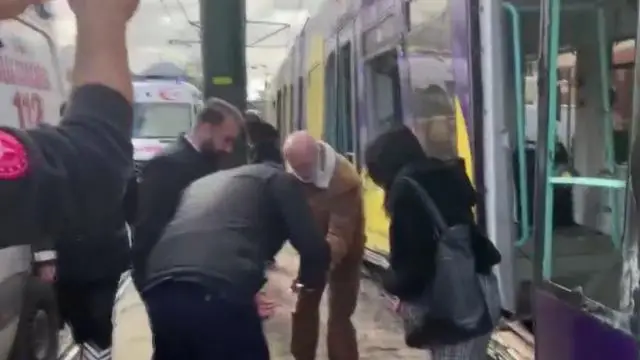 İstanbulda relsdən çıxan tramvay elektrik dirəyinə çırpılıb