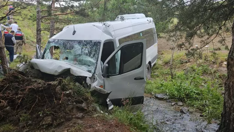 Ərzincanda toydan qayıdan mikroavtobus aşıb, 4 nəfər ölüb