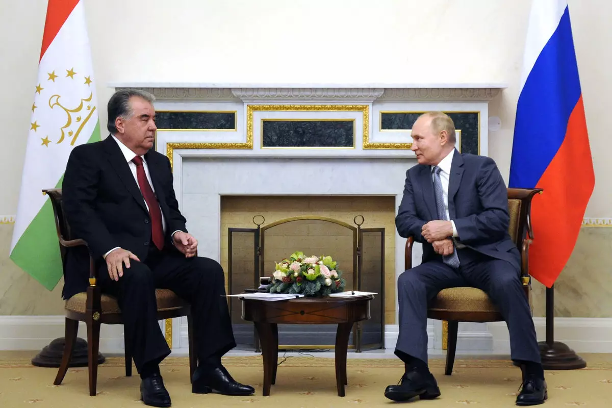 Putin Tacikistan liderini Moskvada "Qələbə paradı"nı izləməyə dəvət edib