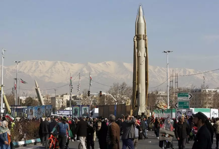 İran uzaq mənzilli ballistik raketi uğurla sınaqdan çıxarıb