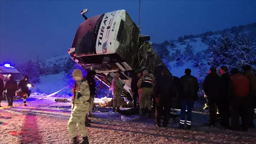 Ərzincanda sərnişin avtobusu aşıb, 2 nəfər ölüb, 21 nəfər yaralanıb