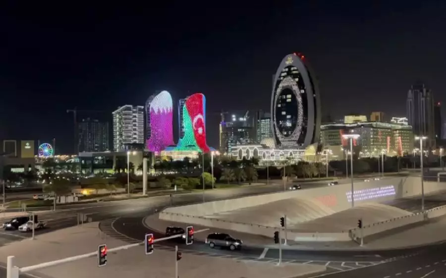Dohadakı əkiz qüllələr azərbaycanın dövlət bayrağının rəngləri ilə işıqlandırılıb