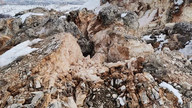 Türkiyədə zəlzələ nəticəsində dağ ikiyə bölünüb - FOTO