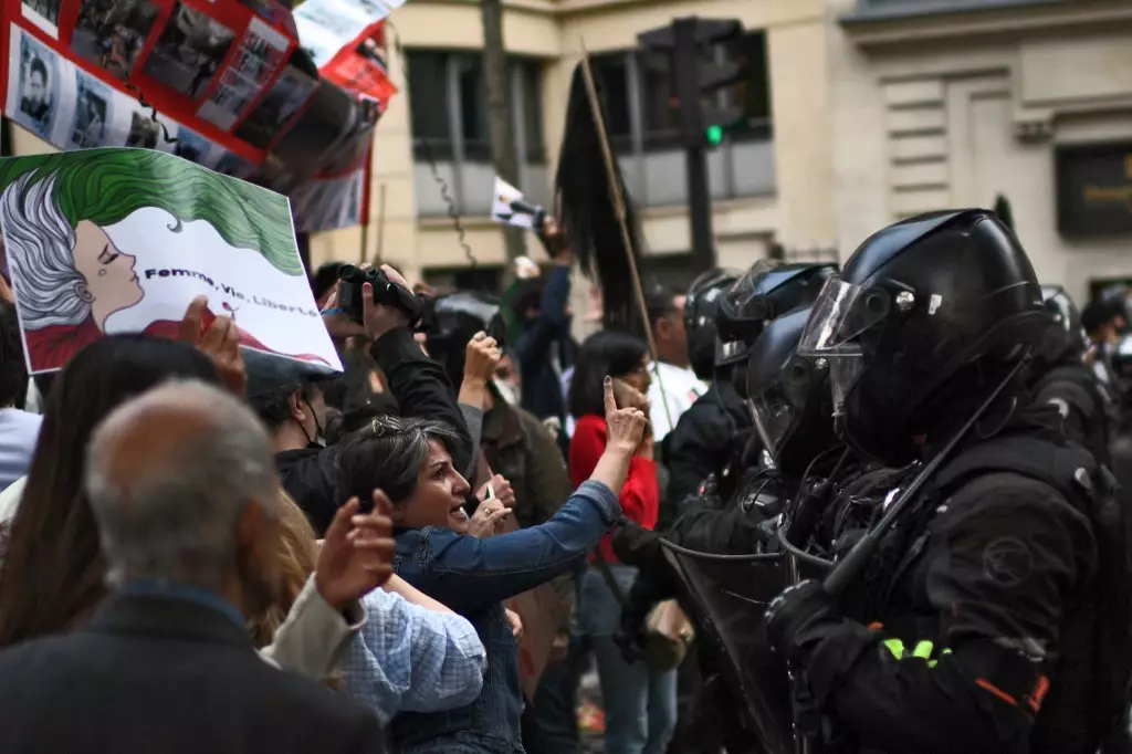 İranın Fransadakı səfirliyinin qarşısında aksiya keçirilib
