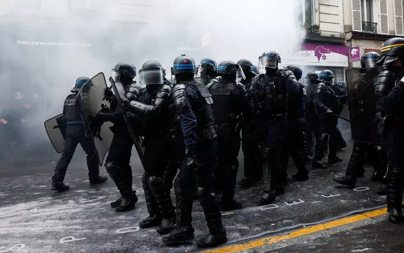 Fransada polis etirazçılara güc tətbiq edib
