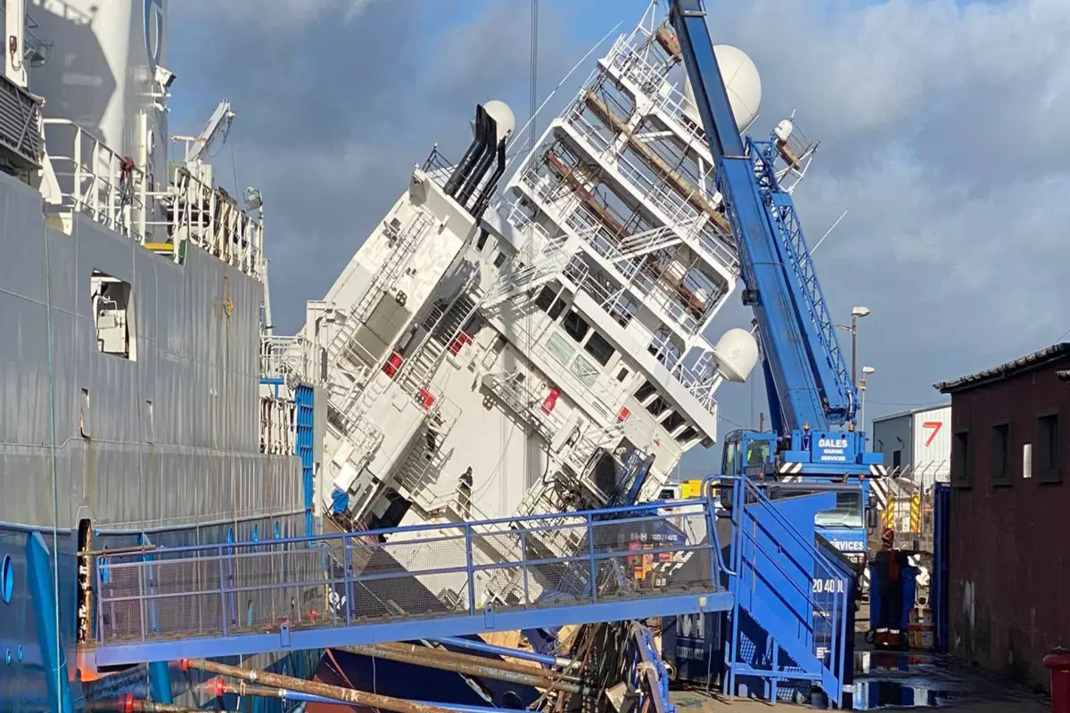 Şotlandiyada gəminin aşması nəticəsində 33 nəfər xəsarət alıb