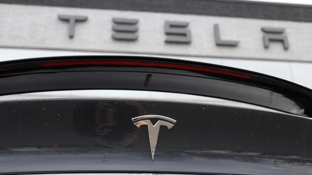 Tesla 363 min avtomobili geri çağırıb
