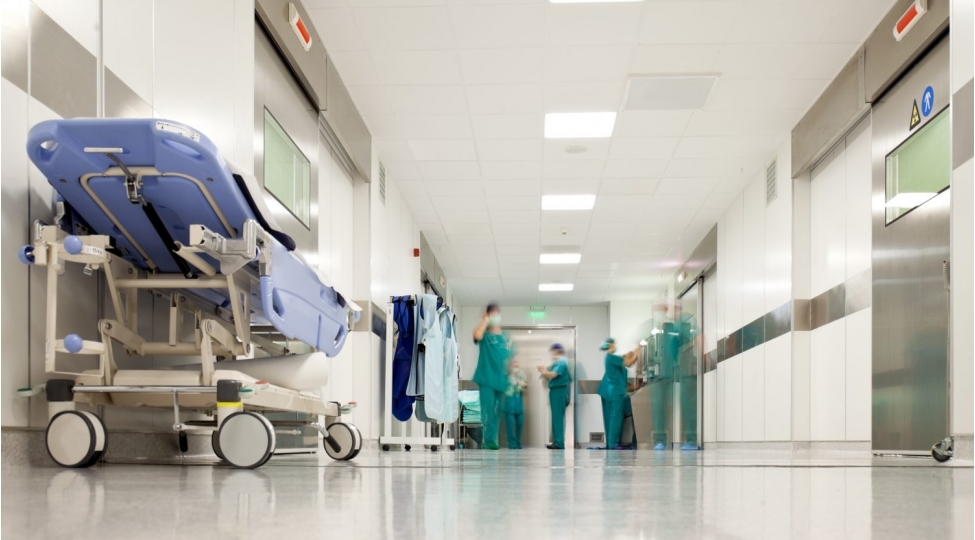 Şəmkirdə qardaş bacısını bıçaqlayıb