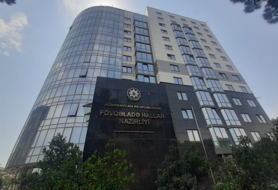 Lökbatanda kanalizasiya quyusuna yıxılan şəxs xilas edilib