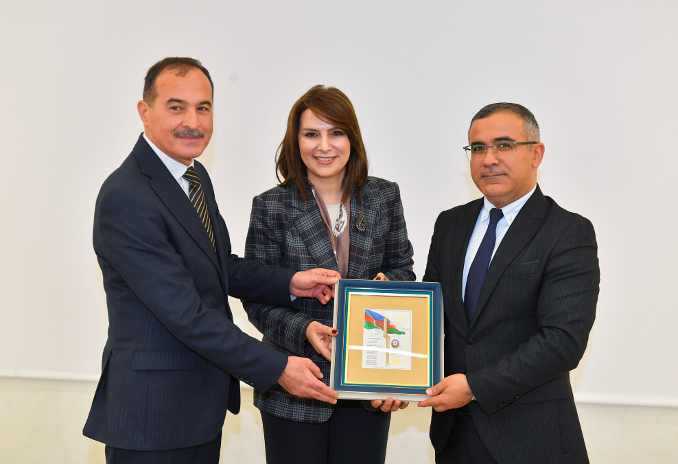 “Azərpoçt” MMC “Konstitusiya və Suverenlik İli”nə həsr olunmuş poçt markasını təqdim edib
